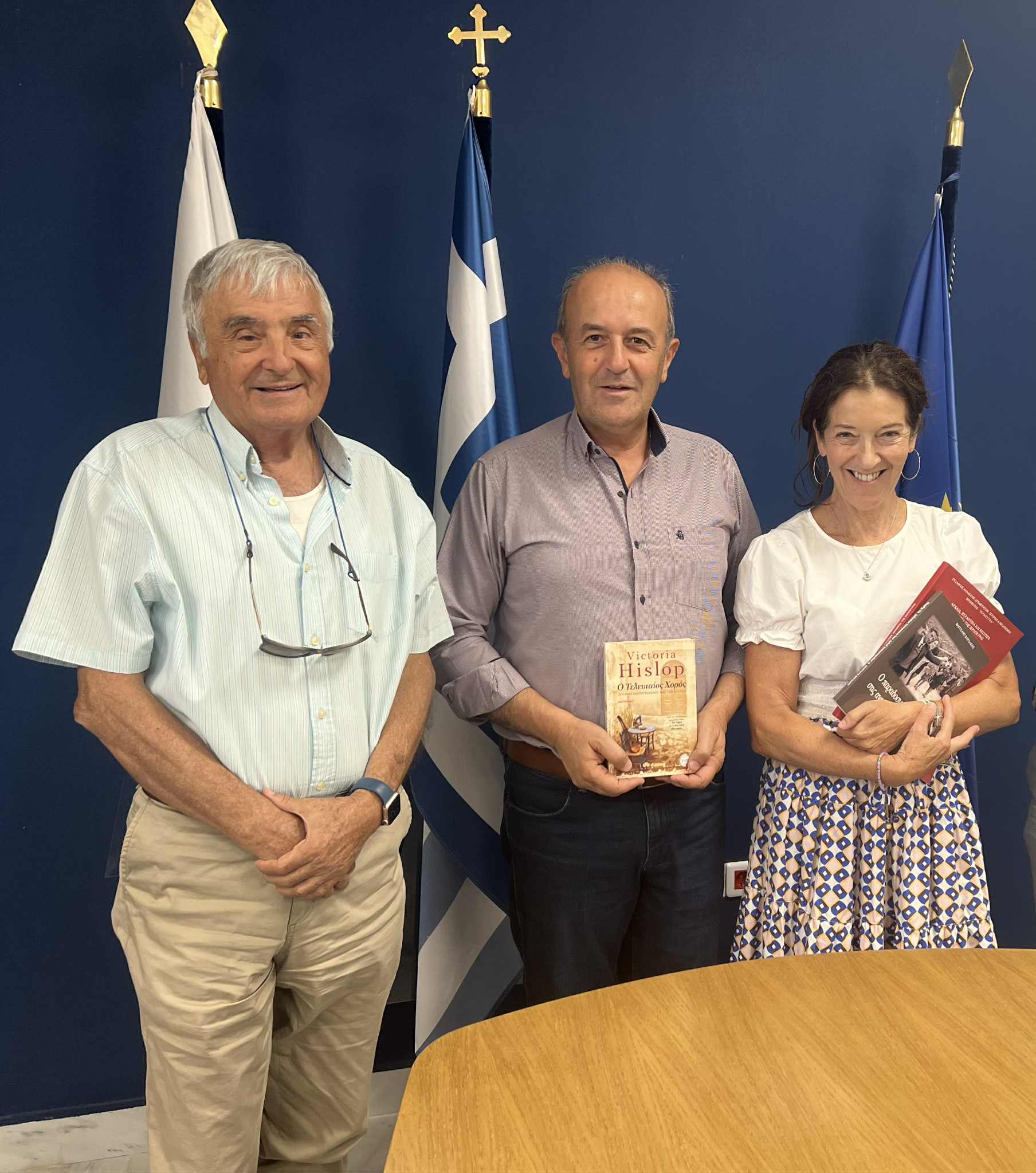 Ο Δήμαρχος Ιεράπετρας κ. Εμμανουήλ Φραγκούλης υποδέχθηκε στο γραφείο του τη διεθνούς φήμης συγγραφέα κα. Βικτώρια Χίσλοπ