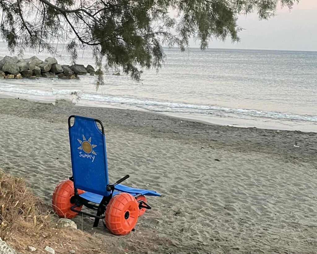 ΟΔήμος Ιεράπετρας με λύπη διαπίστωσε ότι το ειδικό αμαξίδιο που είχε τοποθετηθεί στην παραλία, κάτω από το 3ο Δημοτικό Σχολείο