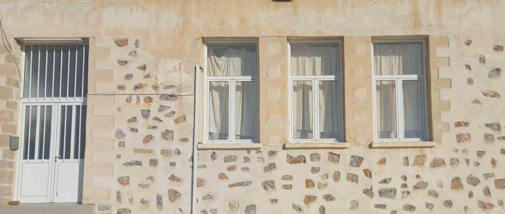 Με πρωτοβουλία του Δημάρχου Ιεράπετρας κ. Εμμανουήλ Φραγκούλη ξεκίνησε η αντικατάσταση των κουφωμάτων στο παλιό  Δημοτικό Σχολείο Σταυροχωρίου, 